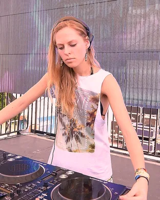Nora En Pure
